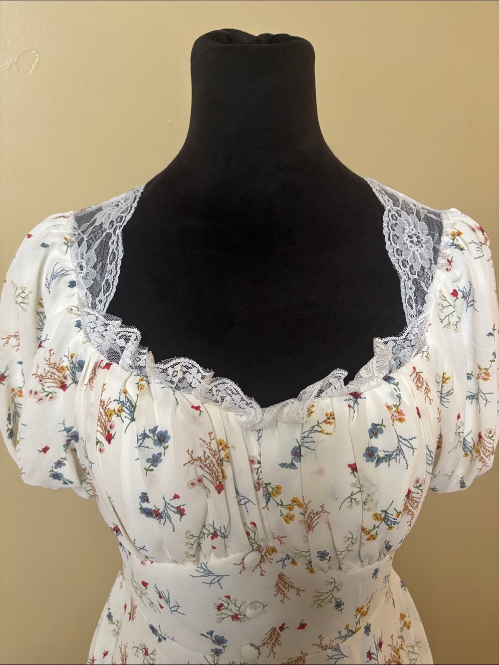 Cotton White Floral Puff-Sleeve Mini Dress with Lace Trim - Picture 4 of 5